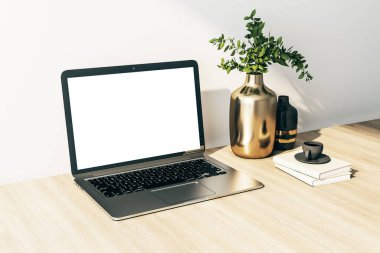 Altın vazo ve ofis malzemeleriyle dolu boş ekranlı dizüstü bilgisayar. Ofis hayatı konsepti. Model yap. 3B Hazırlama