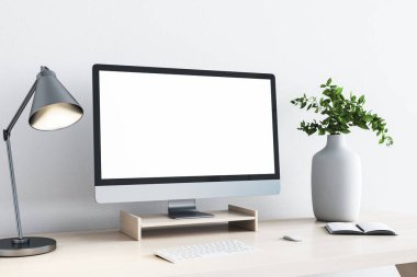 Ofis malzemeleriyle dolu beyaz ekranlı bilgisayar. Ofis hayatı konsepti. Model yap. 3B Hazırlama