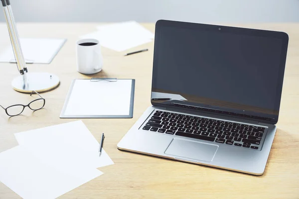 Vista Superior Del Escritorio Oficina Con Computadora Portátil Pantalla Negra —  Fotos de Stock