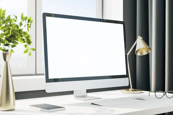 Boş Bilgisayar Ekranı Klavyesi Lambası Olan Tasarımcı Masaüstü Çevrimiçi Reklam — Stok fotoğraf