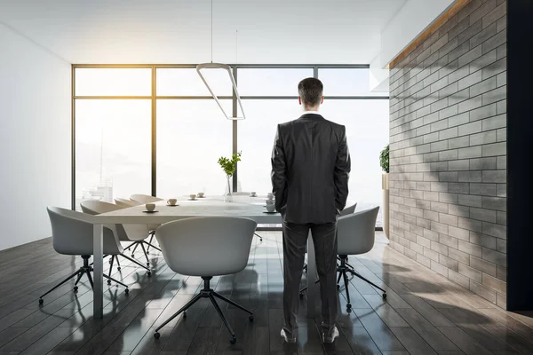 Jungunternehmer Steht Konferenzraum Mit Blick Auf Die Stadt Arbeitsplatz Und — Stockfoto