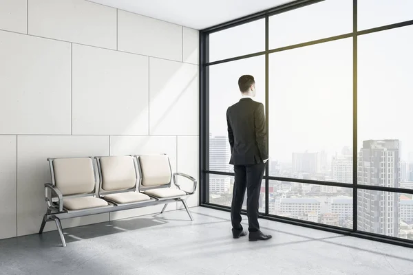 Pensando Jovem Empresário Sala Espera Com Vista Cidade Parede Branco — Fotografia de Stock