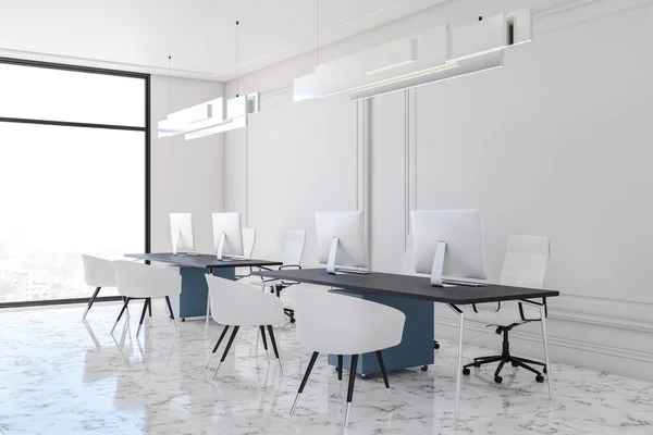 Masa Sandalye Bilgisayar Şehir Manzaralı Beyaz Ofis Alanı Yeri Şirket — Stok fotoğraf