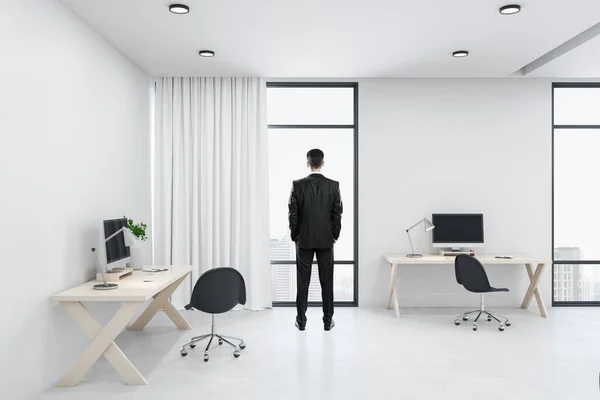 Geschäftsmann Einem Modernen Coworking Büro Mit Personal Computern Auf Tisch — Stockfoto