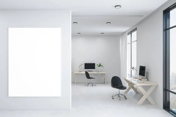 Minimalistisch Coworking Kantoor Met Computers Verticale Banner Grijze Muur Werkplaats — Stockfoto