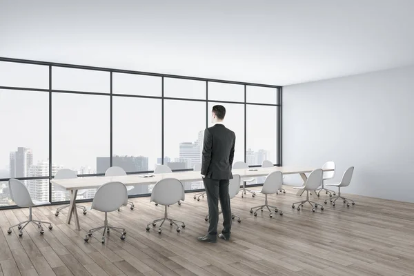 商务人士站在现代化的会议室里 有很大的会议桌和城市视野 工作场所和公司概念 — 图库照片