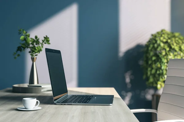 Ordenador Portátil Con Pantalla Negra Vacía Mesa Con Suministros Oficina — Foto de Stock