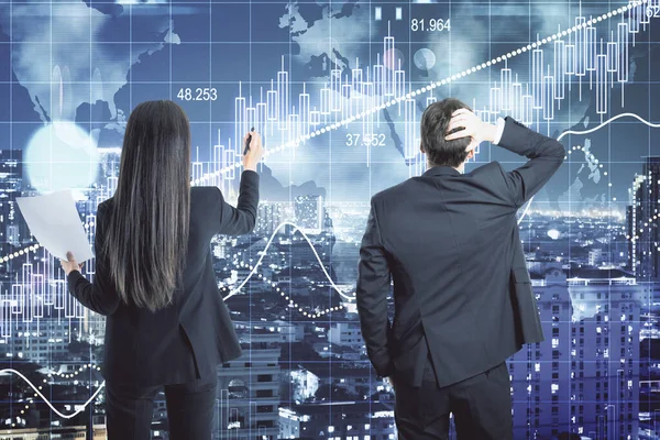 Dois Empresários Olhando Para Relatório Negócios Com Gráficos Ações Segundo — Fotografia de Stock