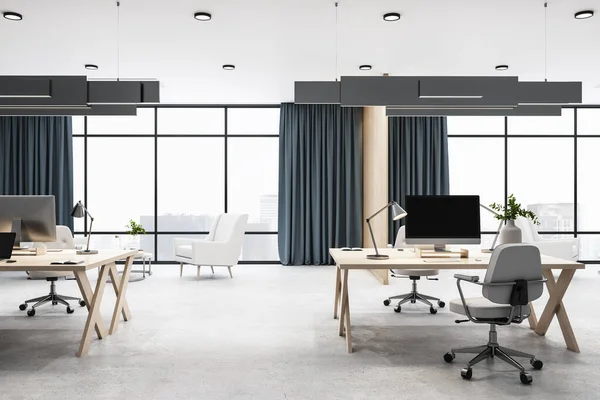 Coworking Büro Loft Stil Mit Computern Bürostühlen Und Regalen Mit — Stockfoto