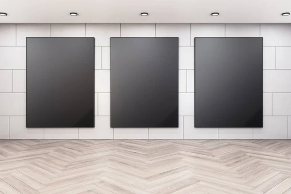 最简约的画廊内部 墙上有三块空白的黑色广告牌 艺术与设计的概念 把它弄坏了3D渲染 — 图库照片
