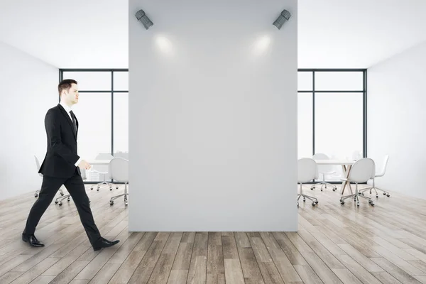 Geschäftsmann Betritt Den Konferenzraum Mit Besprechungstisch Und Weißer Wand Arbeits — Stockfoto