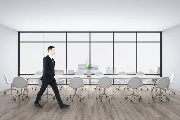 Empresário Caminhando Sala Conferências Com Mesa Reunião Vista Para Cidade — Fotografia de Stock