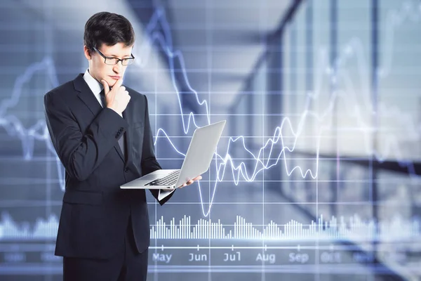 Üzletember Laptoppal Gondolkodás Statisztika Adatok Pénzügyi Chart Háttér Elemzés Kereskedelmi — Stock Fotó