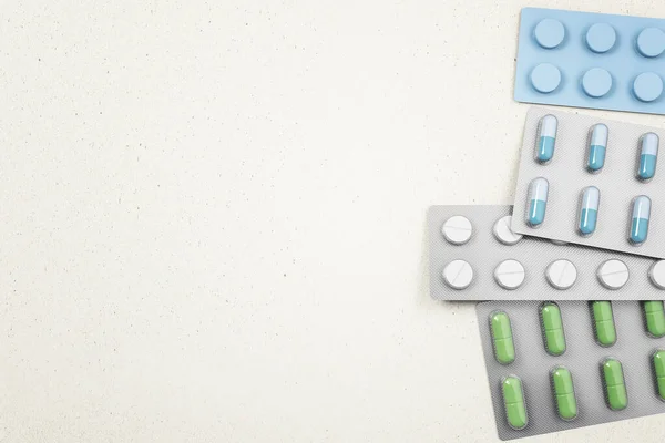 Muchas Tabletas Colores Paquete Sobre Fondo Blanco Concepto Medicina Enfermedad —  Fotos de Stock
