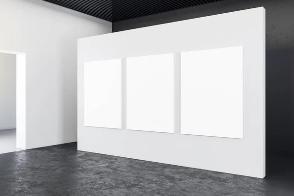 最简约的画廊内部 墙上有三幅空白海报 列报概念 把它弄坏了3D渲染 — 图库照片