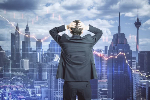 Rémült Üzletember Aki Recessziós Térkép Hologramját Nézi Üzleti Pénzügyi Válság — Stock Fotó