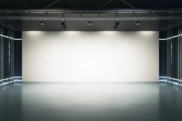 Stor Blank Ljusskärm Istället För Vägg Med Projektorer Tom Industristil — Stockfoto