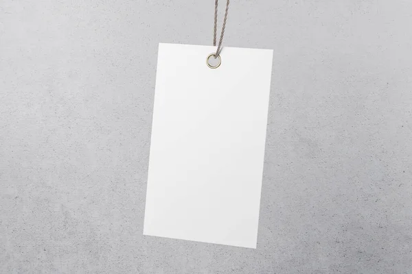 Moderne Weiße Papieretikettenanhänger Auf Abstraktem Betonhintergrund Umweltfreundliches Hängetaggekonzept Attrappe Auf — Stockfoto