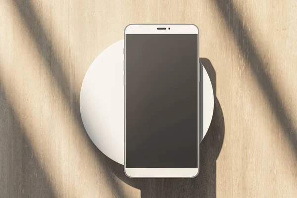 Pusty Czarny Wyświetlacz Telefonu Komórkowego Białym Cylindrze Abstrakcyjnym Słonecznym Drewnianym — Zdjęcie stockowe