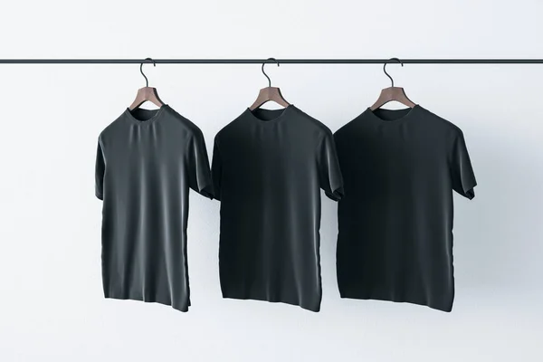 Gör Skylt Koncept Med Tre Tomma Svarta Shirts Hängande Skena — Stockfoto