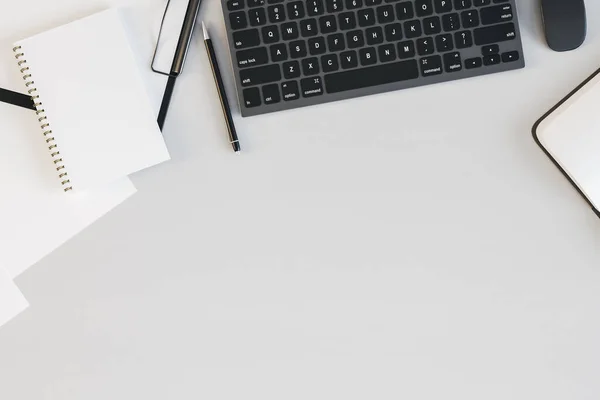 Bovenaanzicht Van Witte Bureaublad Met Laptop Benodigdheden Professioneel Werkplekconcept Mock — Stockfoto