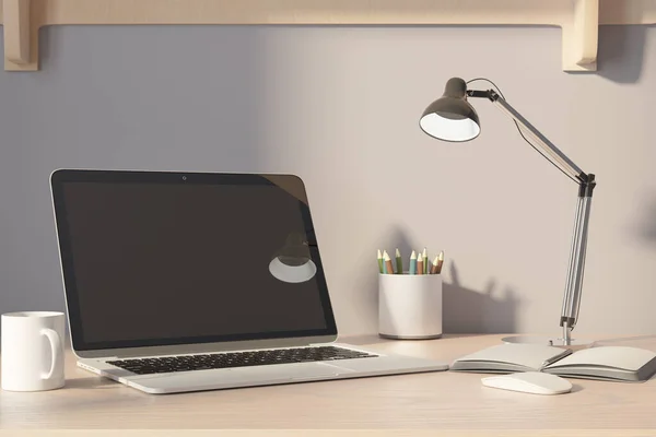 Fernbedienungskonzept Mit Geöffnetem Laptop Auf Holztisch Beiger Wand Lampe Kaffeebecher — Stockfoto