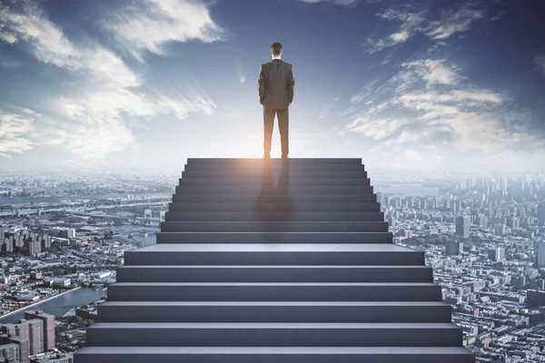 抽象的なメガポリス市の背景の階段の上にビジネスマンとの成功の概念 — ストック写真