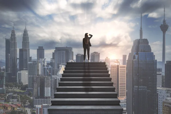 Деловая Женщина Стоящая Вершине Бетонной Лестницы Наблюдая Небоскребами Будущим Успехом — стоковое фото