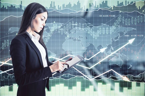 Analiza Koncepcji Rynku Akcji Businesswoman Tabletem Cyfrowym Wirtualnym Tle Ściany — Zdjęcie stockowe