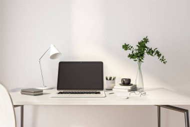 Beyaz ofis çalışma alanının üzerinde, şeffaf vazoda bitkisi olan, kopyalama alanı olan siyah laptop ekranı. 3B görüntüleme, düzenle