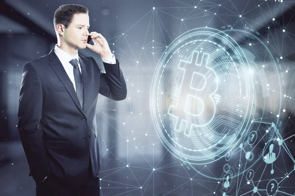 Empresario Traje Hablando Por Teléfono Con Icono Bitcoin Holo Cerca — Foto de Stock