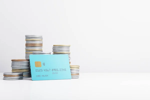 Концепция Финансирования Персональных Кредитов Голубой Кредитной Картой Перед Пачками Золотых — стоковое фото