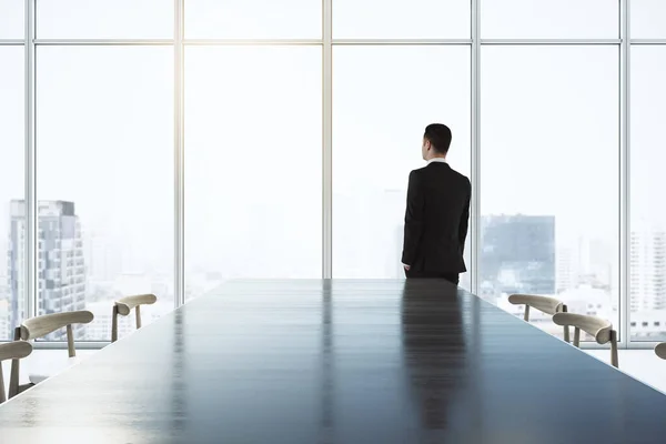 Zukunftsvisionskonzept Geschäftsmann Blickt Durch Großes Fenster Geräumigen Konferenzraum Auf Wolkenkratzer — Stockfoto