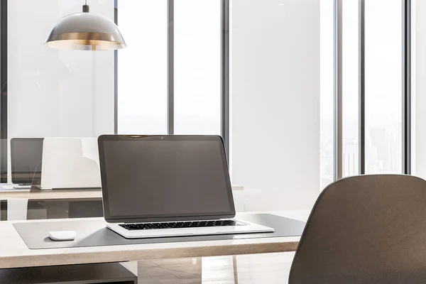 Schermo Laprop Bianco Tavolo Legno Spazioso Posto Lavoro Ufficio Soleggiato — Foto Stock