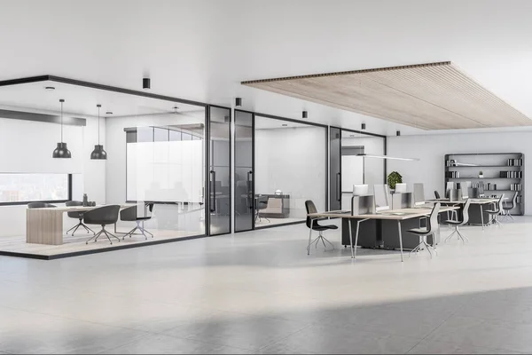 Geräumige Sonnige Büroräume Mit Holzdekoration Und Arbeitsplätzen Und Konfirmandenräume Hinter — Stockfoto