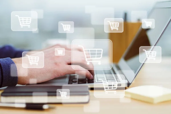 Online Shopping Konzept Mit Digitalen Supermarkt Trolley Symbolen Auf Menschenhänden — Stockfoto