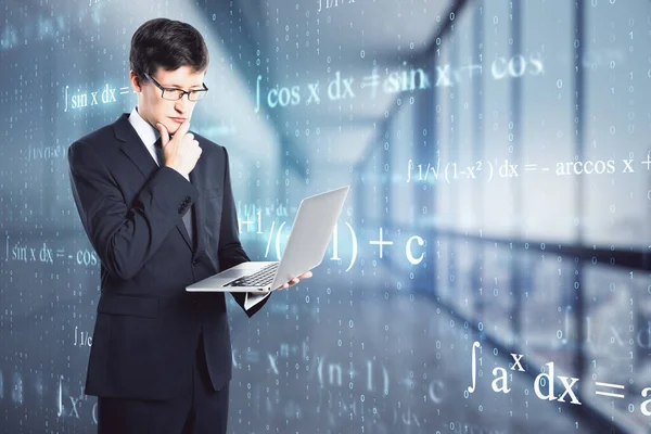 Concepto Estudio Educación Línea Con Hombre Pensativo Con Portátil Fondo —  Fotos de Stock