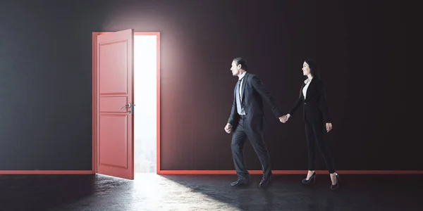 Zakenman Zakenvrouw Lopen Naar Een Uitgang Een Donkere Betonnen Kamer — Stockfoto