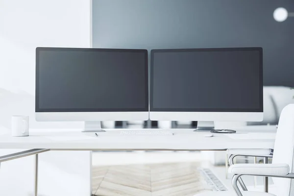 Monitor Computer Neri Con Copyspace Tuo Testo Tavolo Bianco Elegante — Foto Stock