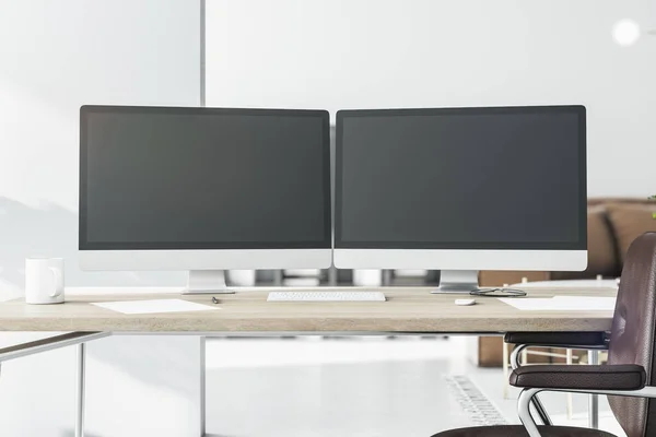 Elegante Espacio Trabajo Con Dos Monitores Ordenador Negro Con Espacio —  Fotos de Stock