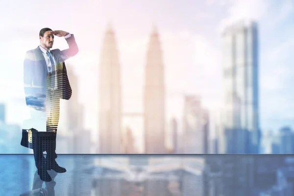 Geschäftsmann Stehen Und Beobachten Weit Weg Mit Stadtbild Hintergrund Zukünftigem — Stockfoto