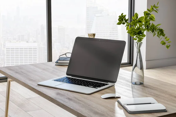 Schwarzer Laptop Monitor Mit Kopierraum Auf Holztisch Mit Glasvase Und — Stockfoto