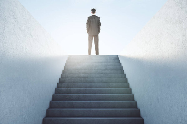 Концепция успеха бизнеса с бизнесменом на вершине лестницы, смотрящим на голубое небо