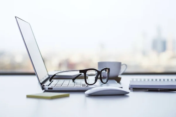 Espaço Trabalho Elegante Com Mesa Branca Laptop Óculos Notebook Sobre — Fotografia de Stock