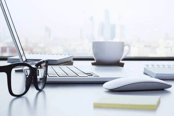 Moderner Desktop Mit Offenem Laptop Kaffeebecher Papier Stick Notizen Und — Stockfoto