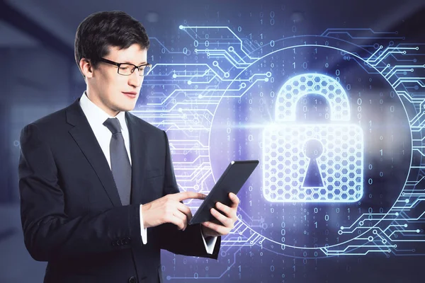 Cyber Sicherheitskonzept Mit Geschäftsmann Mit Digitalem Tablet Auf Virtuellem Bildschirm — Stockfoto