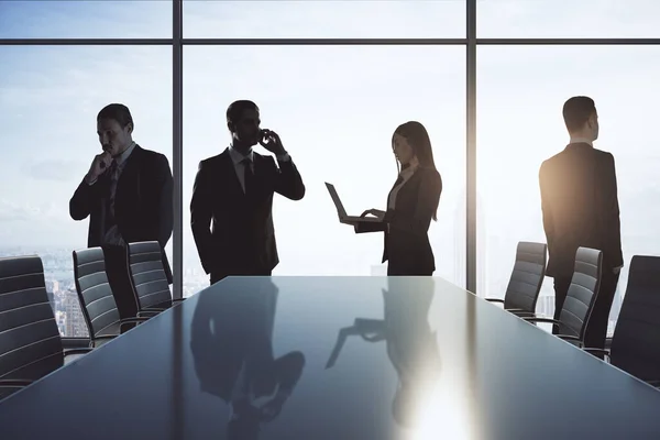 複数の暗い人間のシルエットを持つ会議室 ビジネスミーティングとチームワークのコンセプト — ストック写真
