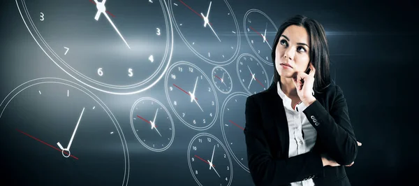 Zeitmanagement Konzept Pensive Junge Europäische Geschäftsfrau Auf Kreativem Blauen Uhrenhintergrund — Stockfoto