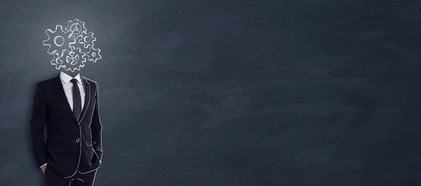 Безголовий Бізнесмен Абстрактним Ескізом Шестерні Стоїть Крейдяному Фоні Копіювальним Простором — стокове фото