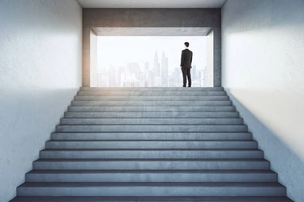 Успех Бизнеса Задним Видом Бизнесмена Стоящего Вершине Лестницы Абстрактном Здании — стоковое фото